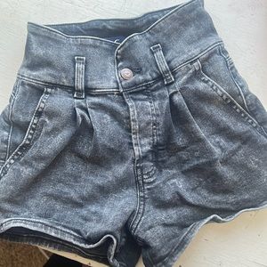 Hollister Ultra High- Rise Mom Shorts 3”